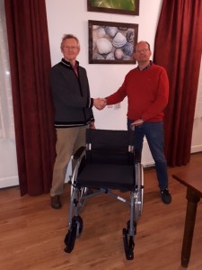 Eddy Brinkman (rechts) overhandigt namens de Barchemse Ondernemers Vereniging de nieuwe rolstoel aan Herman Morsink, voorzitter van de Stichting Vrienden Woonplus Barchem (foto: Inge Klein Brinke)